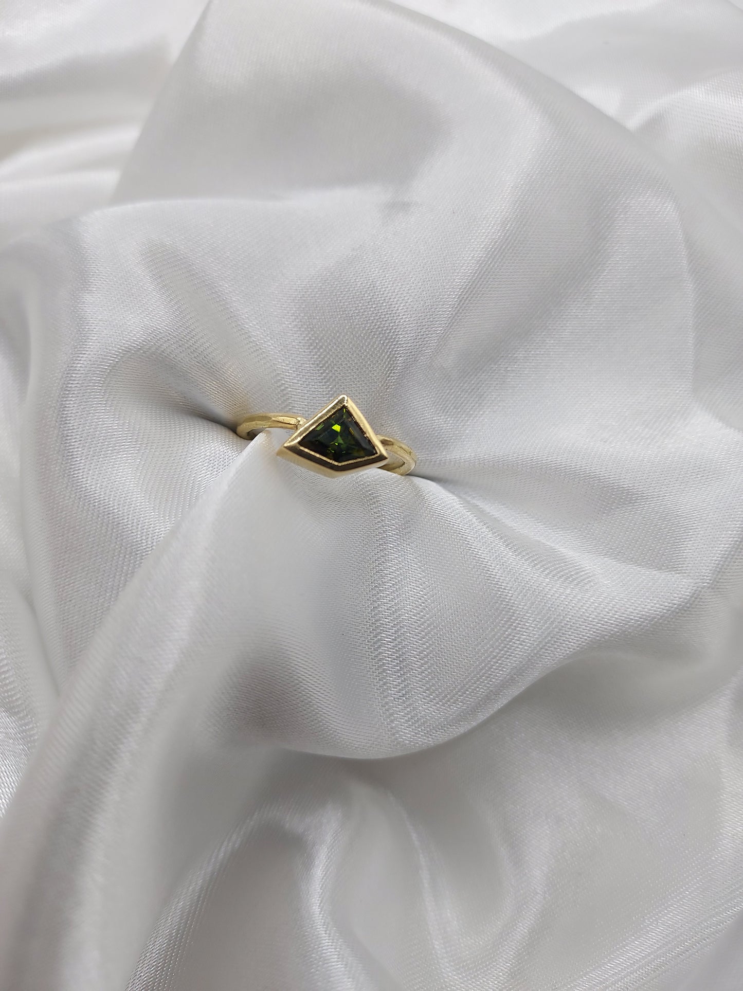 RING - 18k geelgoud, groene toermalijn