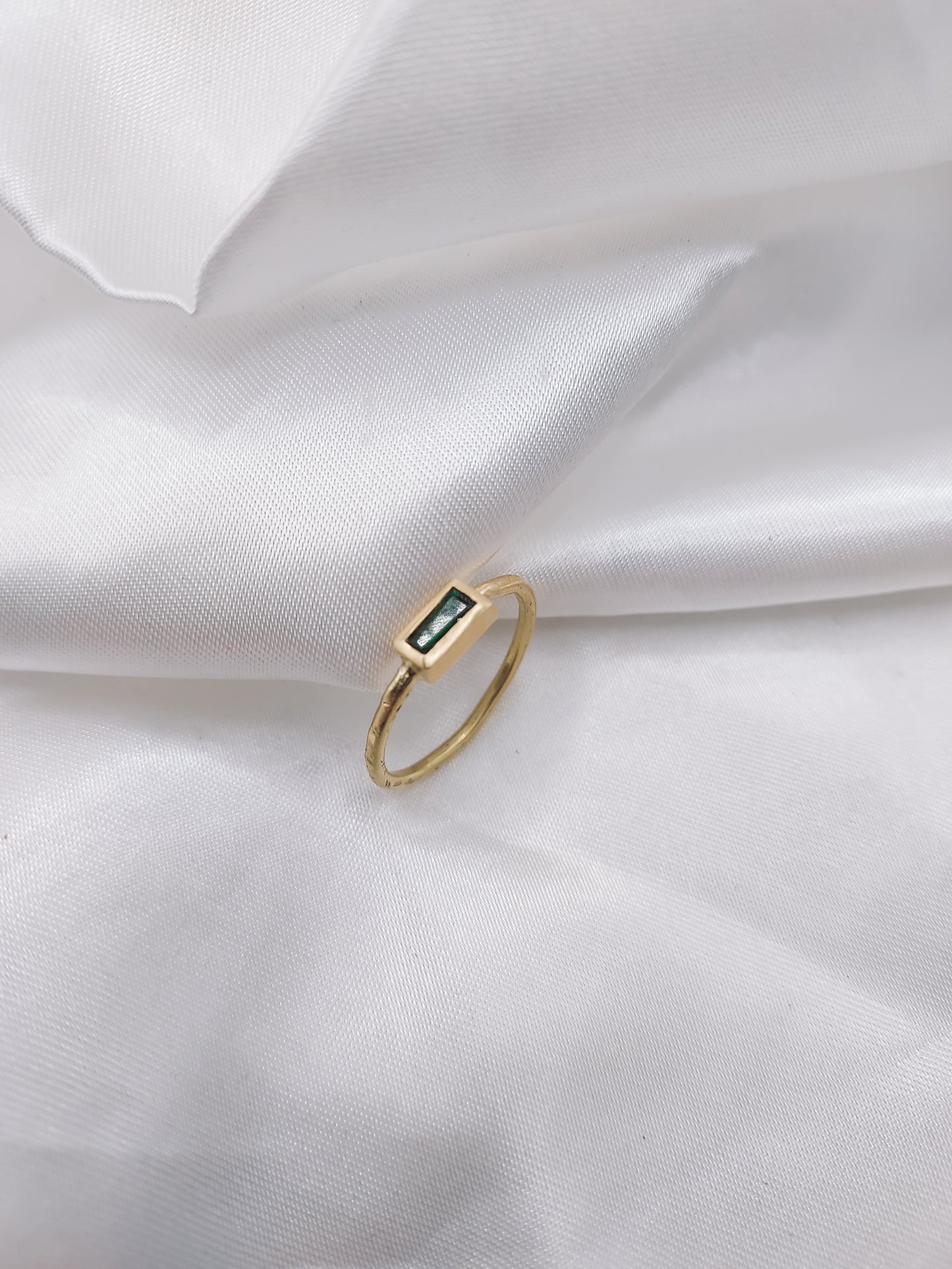 RING - 18k geelgoud, donkergroene toermalijn