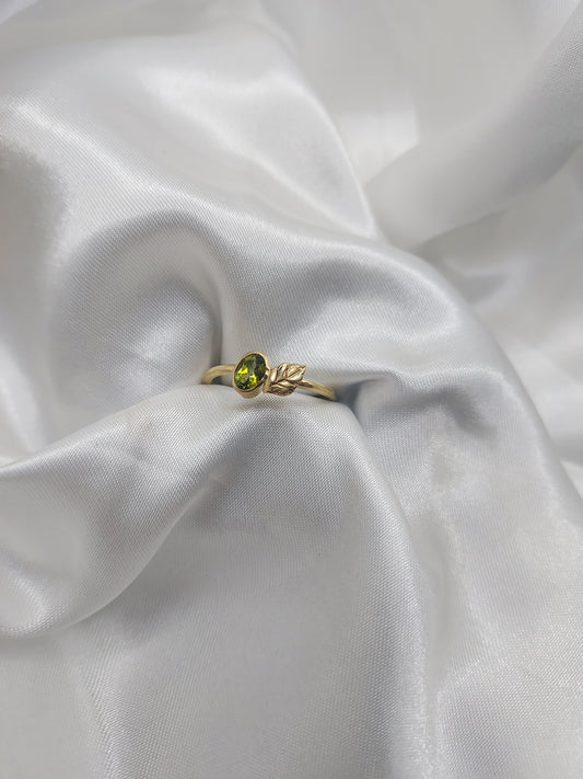 RING - 18k geelgoud, groene peridot met blaadje