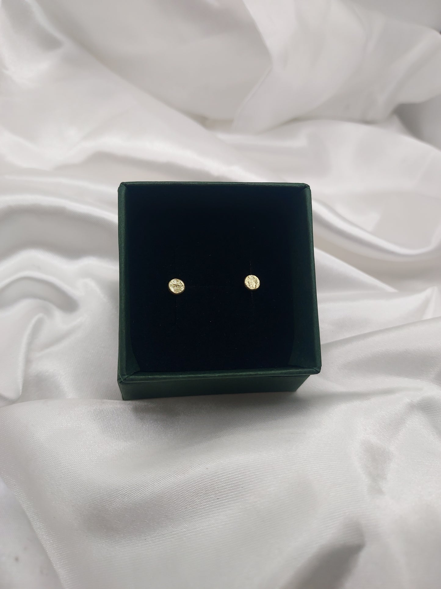 Kleine studs uit gerecycleerd 14k geelgoud
