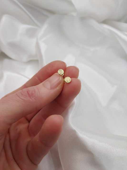 Kleine studs uit gerecycleerd 14k geelgoud