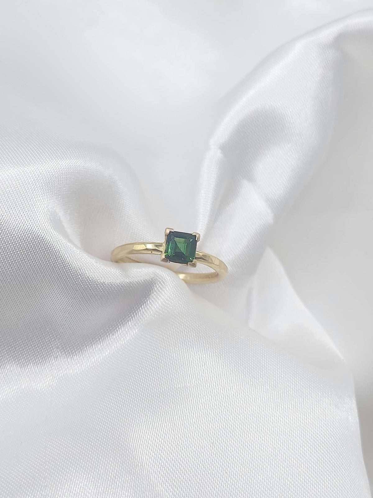 RING - 18k geelgoud, donkergroene toermalijn